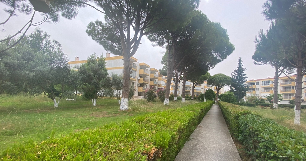 Kuşadası Davutlar’da Özlem Sitesi’nde Satılık 2+1 Daire